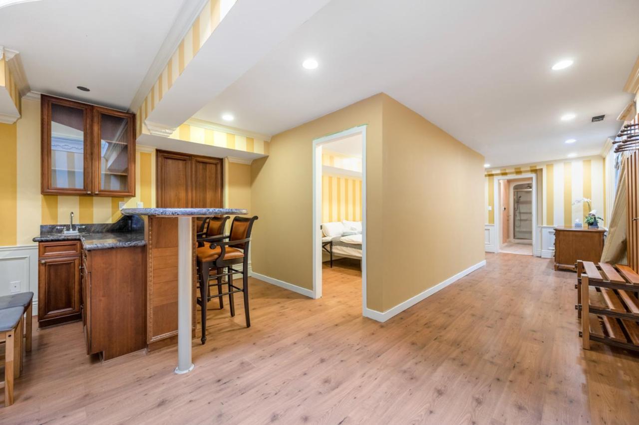 Charming Retreat On Cypress Street, Your Away From Guest house Vancouver